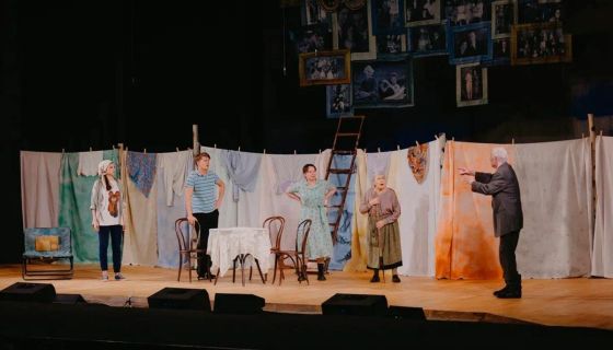 Спектакль «Любовь и голуби»